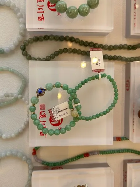 绿色珠串手镯在展示架上的产品照片
